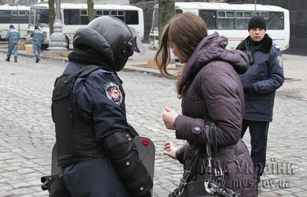 Активістки подарували «беркутівцям» валентинки. ФОТО