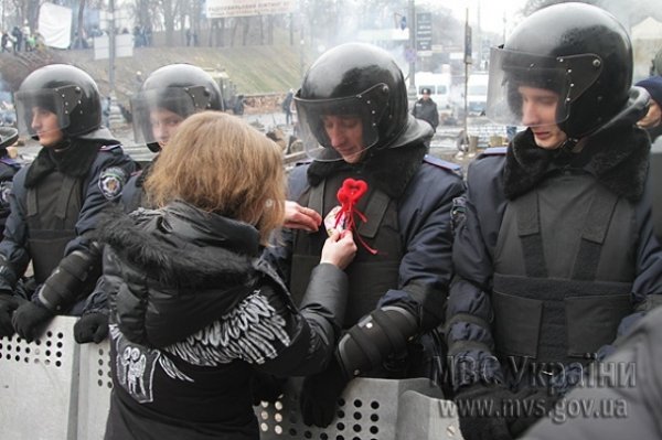 Активістки подарували «беркутівцям» валентинки. ФОТО