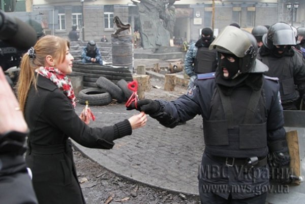 Активістки подарували «беркутівцям» валентинки. ФОТО