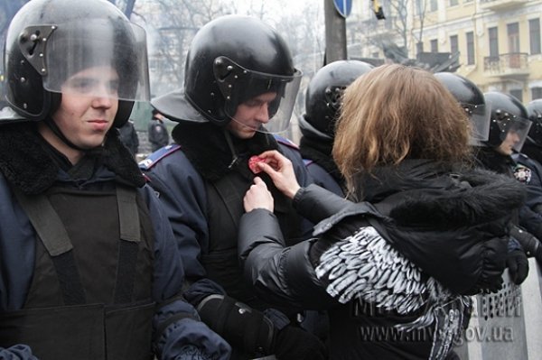 Активістки подарували «беркутівцям» валентинки. ФОТО