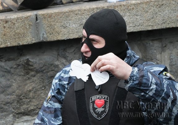 Активістки подарували «беркутівцям» валентинки. ФОТО