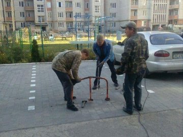 У Луцьку муніципали знесли обмежувачі руху. ФОТО