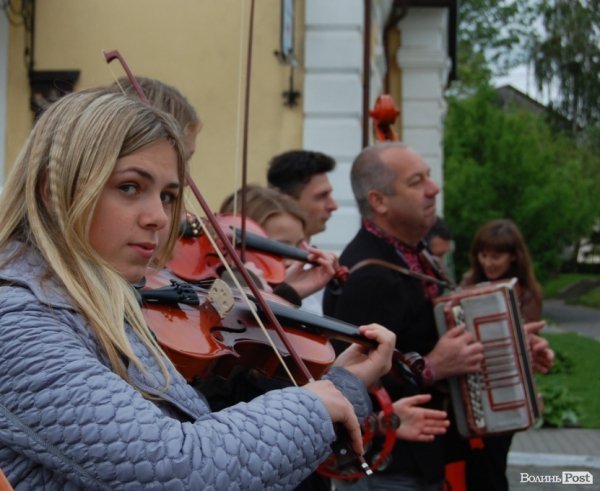 У Луцьку хотіли скласти найдовший рушник, але не змогли. ФОТО 