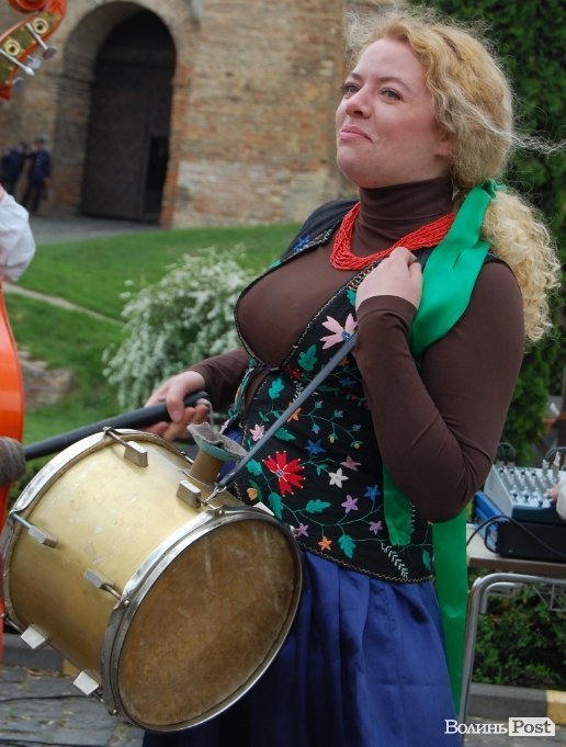 У Луцьку хотіли скласти найдовший рушник, але не змогли. ФОТО 