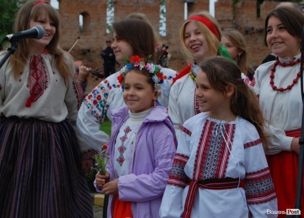 У Луцьку хотіли скласти найдовший рушник, але не змогли. ФОТО 