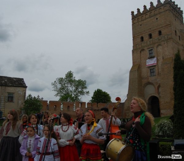 У Луцьку хотіли скласти найдовший рушник, але не змогли. ФОТО 