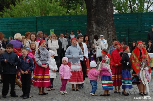 У Луцьку хотіли скласти найдовший рушник, але не змогли. ФОТО 