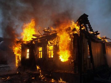 На Буковині двоє дітей загинули в палаючому будинку