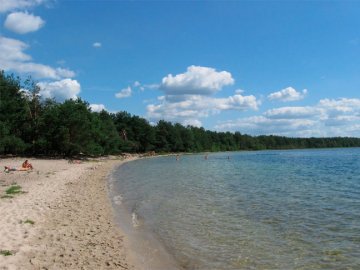 У Світязі водій вантажівки проїхався центральним пляжем: як його покарали