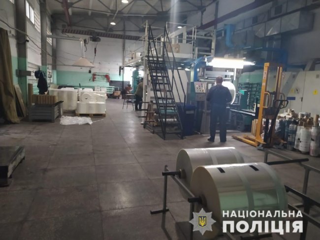 На Львівщині викрили підпільні цехи, у яких підробляли відомі українські продуктові бренди. ФОТО. ВІДЕО