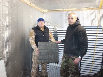 Волинський атовець виготовляє термопанелі для фасадів. ФОТО