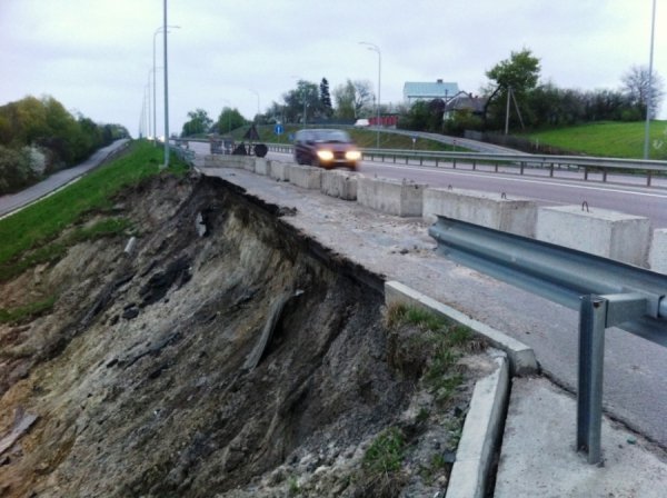 Ділянка траси Київ-Чоп сповзає на село. ФОТО. ВІДЕО