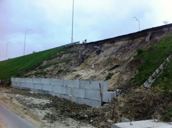 Ділянка траси Київ-Чоп сповзає на село. ФОТО. ВІДЕО