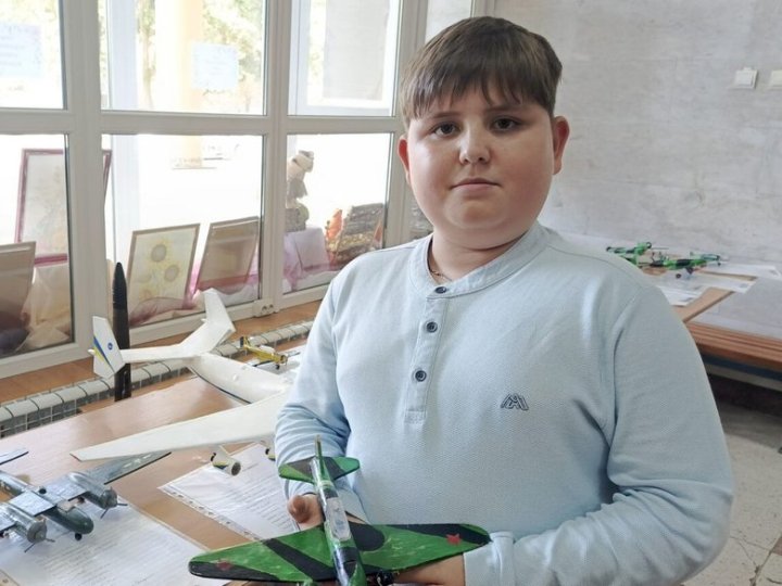 Школяр виготовив 20 моделей літаків, які представив на персональній виставці у Луцьку