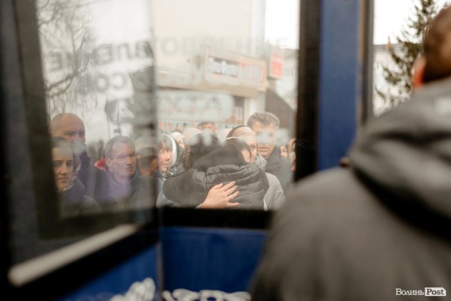 «Їх ми з честю поховаємо, а завтра підемо в бій»: Луцьк попрощався з воїнами Павлом Хомиком та Віктором Коханюком