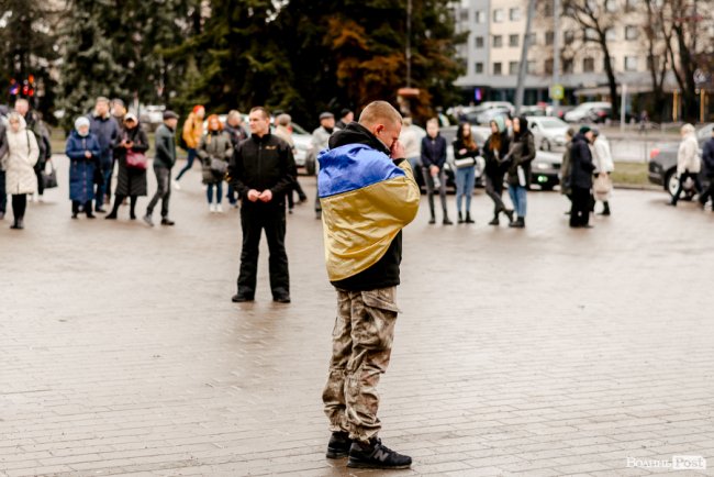 «Їх ми з честю поховаємо, а завтра підемо в бій»: Луцьк попрощався з воїнами Павлом Хомиком та Віктором Коханюком