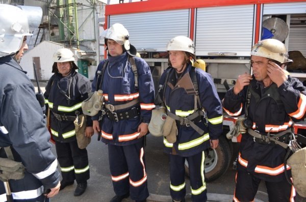 На Волині рятувальники вчилися гасити пожежу на хлібзаводі. ФОТО