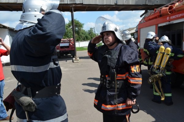 На Волині рятувальники вчилися гасити пожежу на хлібзаводі. ФОТО