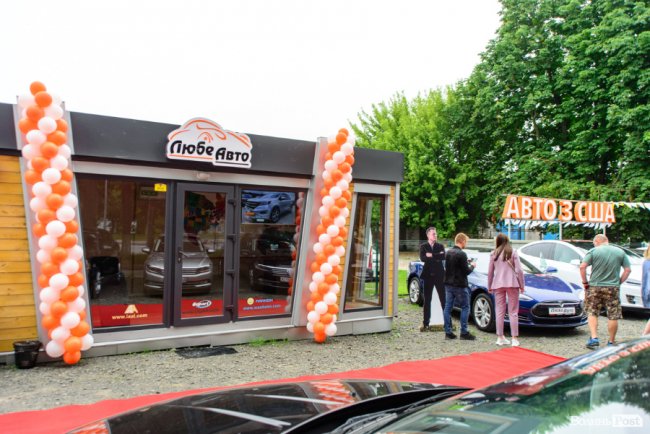 У Луцьку відкрили перший сервіс з продажу електромобілів*