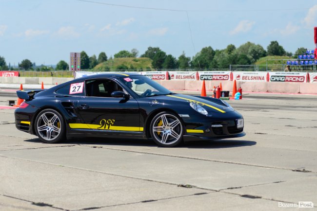 У Луцьку стартували видовищні змагання дрег-рейсерів. ФОТО