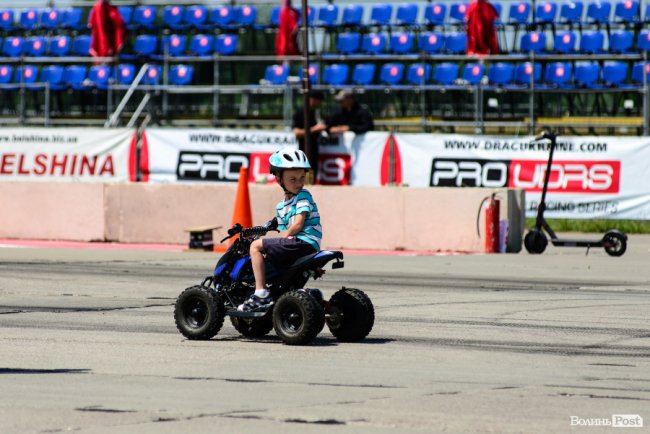 У Луцьку стартували видовищні змагання дрег-рейсерів. ФОТО