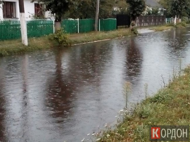 Захаращена каналізація: у волинському місті негода затопила вулицю. ФОТО
