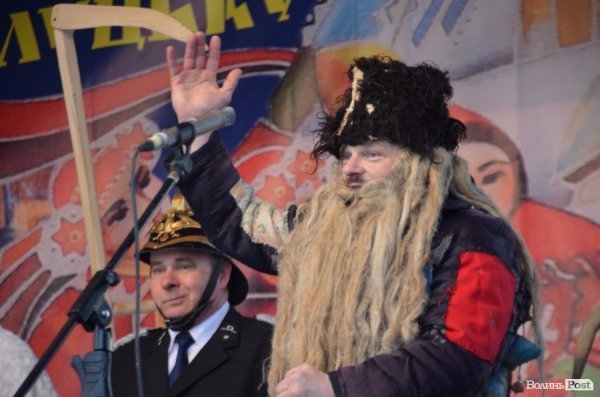 Вертепи, різдвяні зірки та дідух: у центрі Луцька відбувся фестиваль колядок