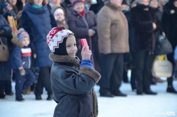 Вертепи, різдвяні зірки та дідух: у центрі Луцька відбувся фестиваль колядок
