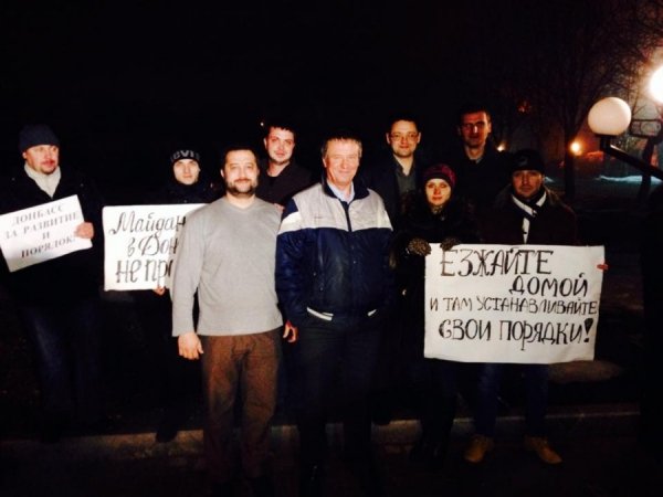 Луцького депутата у Донецьку зустріли плакатами «Чемодан – вокзал – Майдан!». ФОТО