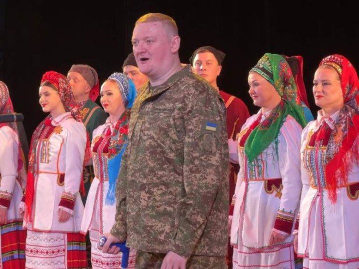 Виступ, який зворушив усіх: Юрій Литвинюк повернувся на сцену Волинського хору після поранення. ВІДЕО