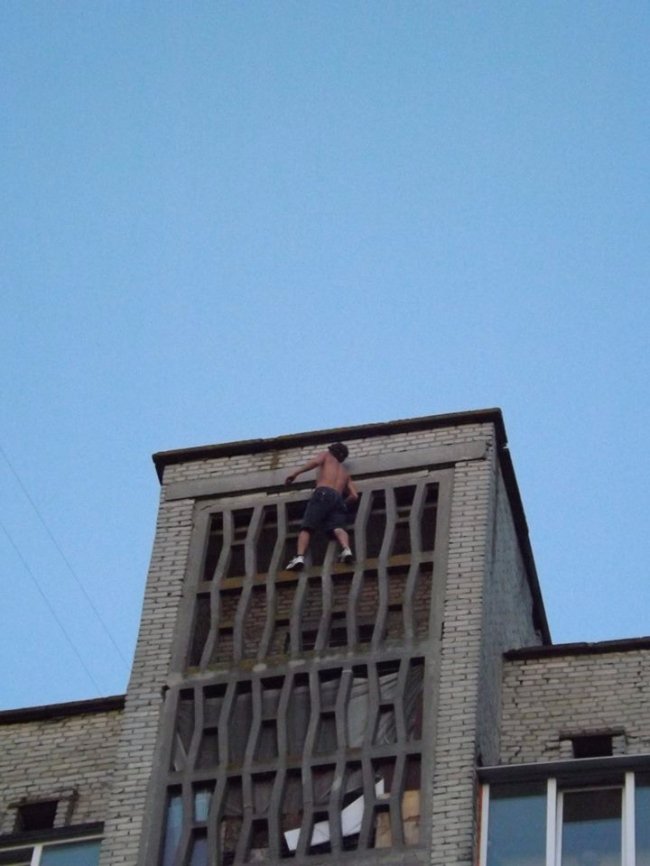 У Луцьку екстремал без страховки виліз по стіні на дах 9-поверхівки. ФОТО. ВІДЕО 