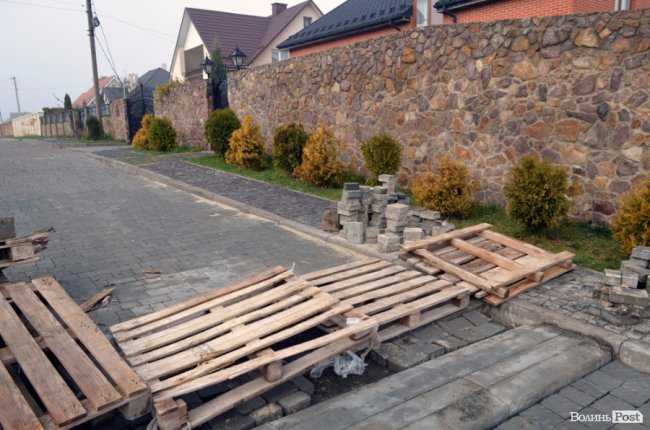 Козюру звинуватили в крадіжці бруківки. ФОТО. ВІДЕО. ОНОВЛЕНО