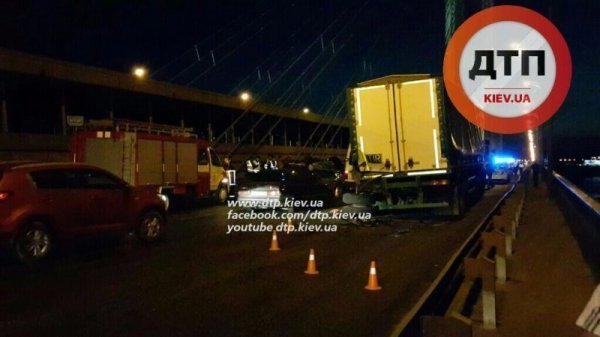 У Києві у смертельній ДТП BMW X5 влетів у військову вантажівку. ВІДЕО. ФОТО