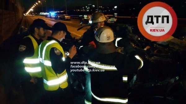 У Києві у смертельній ДТП BMW X5 влетів у військову вантажівку. ВІДЕО. ФОТО