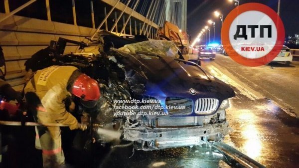 У Києві у смертельній ДТП BMW X5 влетів у військову вантажівку. ВІДЕО. ФОТО