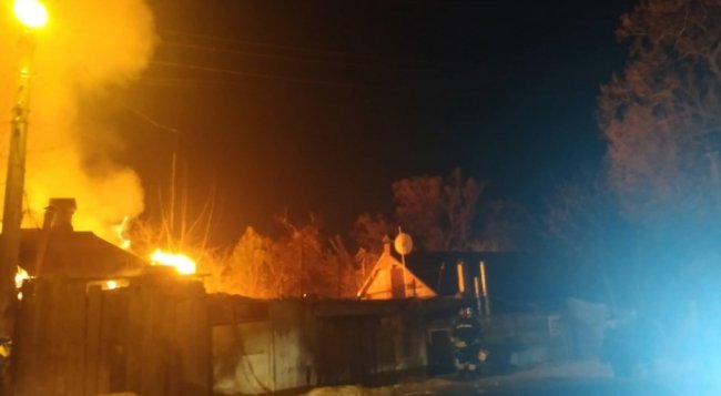 У Києві масштабна пожежа у приватному секторі, горить кілька будинків