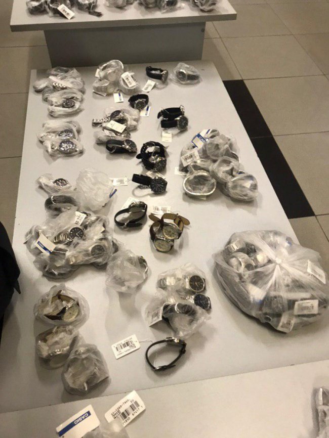 На «Ягодині» затримали волинянина, який під капотом Porsche перевозив партію дорогих годинників 