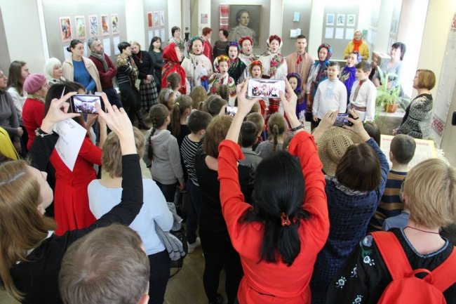 У Луцьку презентували вишиту книгу, яка не має аналогів у світі. ФОТО