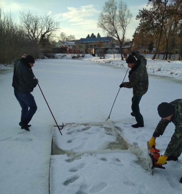 На Стиру прорубали ополонки, щоб рибі було чим дихати