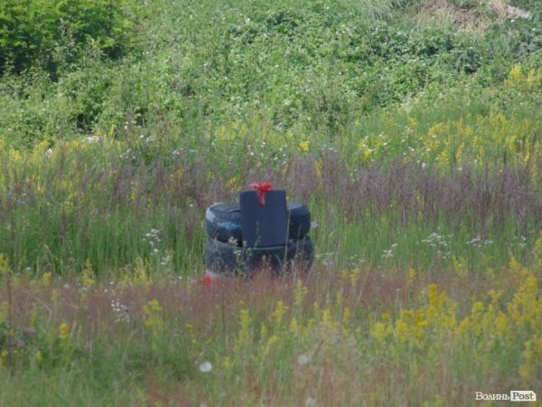 Щоб стріляти, бронежилет оперли на шини