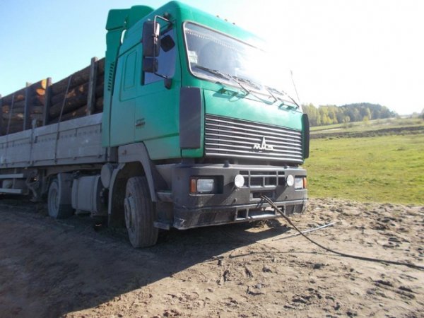 На Волині через вантажівку діти не могли потрапити до школи. ФОТО