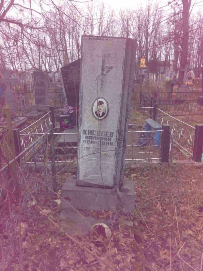 Із могил на ковельському кладовищі покрали огорожу