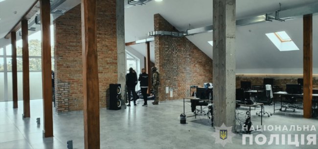 Кол-центр, де «розводили» людей на гроші, встиг «попрацювати» кілька днів: деталі затримання зловмисників у Луцьку