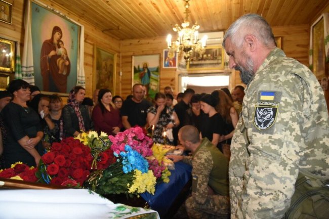 У селі біля Луцька попрощалися із загиблим Героєм Павлом Вітком