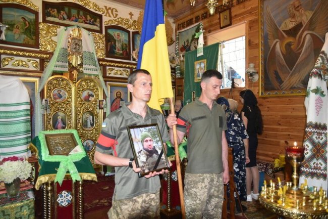 У селі біля Луцька попрощалися із загиблим Героєм Павлом Вітком