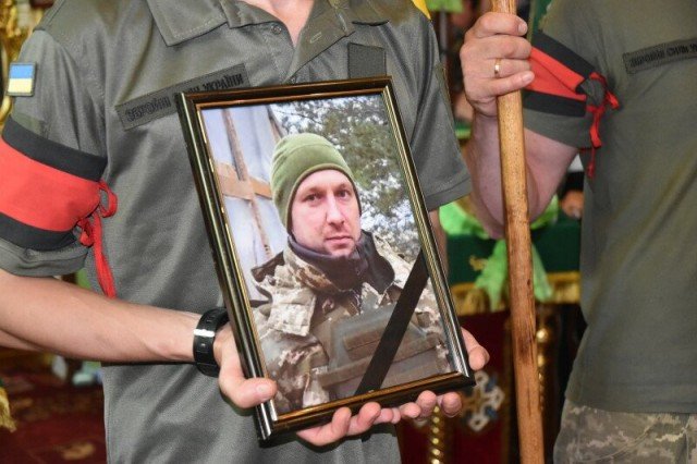 У селі біля Луцька попрощалися із загиблим Героєм Павлом Вітком