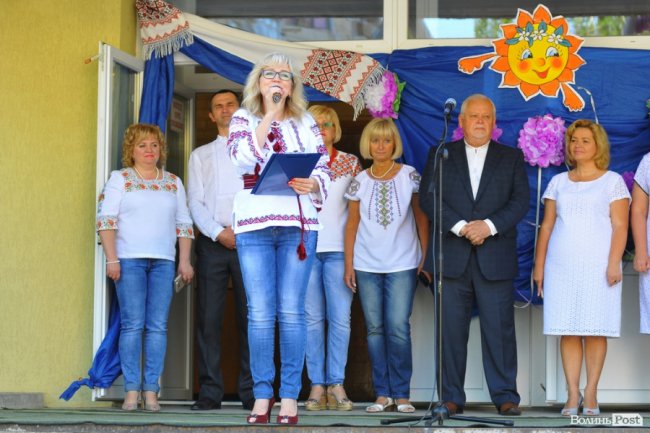 Емоції, квіти, вишиване вбрання: останній дзвоник у луцькій гімназії. ФОТО