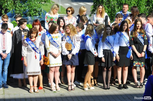 Емоції, квіти, вишиване вбрання: останній дзвоник у луцькій гімназії. ФОТО
