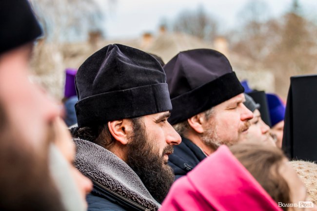 «Силою нашу церкву ніхто не забере»: як у Луцьку прихильники УПЦ (МП) на майдан вийшли. ФОТОРЕПОРТАЖ