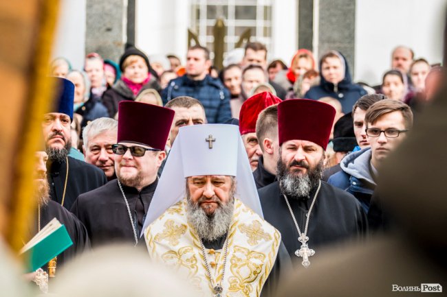 «Силою нашу церкву ніхто не забере»: як у Луцьку прихильники УПЦ (МП) на майдан вийшли. ФОТОРЕПОРТАЖ